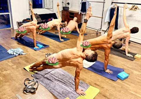 Yoga naturiste entre hommes 